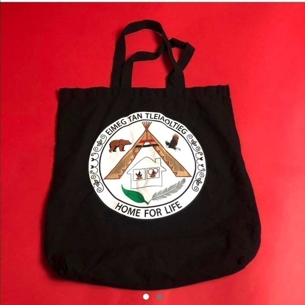 eimeg tan tleiaoltieg home for wildlife tote bag
🤍🖤